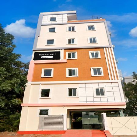 Super Townhouse Nanak Ram Guda Near Waverock Sez Гайдарабад Екстер'єр фото